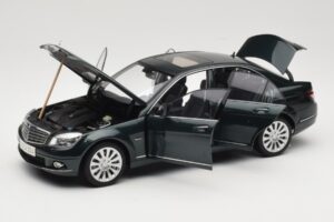 Mercedes C-Class W204 Avantgarde ダークグリーン AUTOart 1:18 B66962366 メタル - 画像 3/8