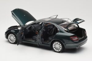 Mercedes C-Class W204 Avantgarde ダークグリーン AUTOart 1:18 B66962366 メタル - 画像 5/8