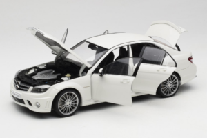 Mercedes AMG C63 W204 ホワイト AUTOart 1:18 72674-R1 メタル - 画像 2/8
