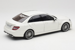 Mercedes AMG C63 W204 ホワイト AUTOart 1:18 72674-R1 メタル - 画像 3/8