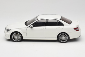 Mercedes AMG C63 W204 ホワイト AUTOart 1:18 72674-R1 メタル - 画像 4/8