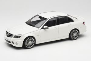 Mercedes AMG C63 W204 ホワイト AUTOart 1:18 72674-R1 メタル