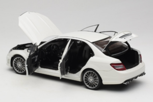 Mercedes AMG C63 W204 ホワイト AUTOart 1:18 72674-R1 メタル - 画像 5/8