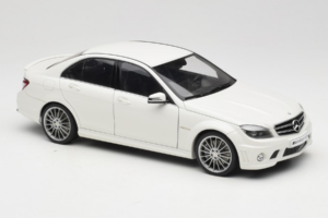 Mercedes AMG C63 W204 ホワイト AUTOart 1:18 72674-R1 メタル - 画像 6/8