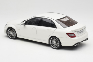 Mercedes AMG C63 W204 ホワイト AUTOart 1:18 72674-R1 メタル - 画像 7/8