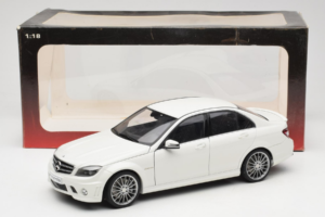 Mercedes AMG C63 W204 ホワイト AUTOart 1:18 72674-R1 メタル - 画像 8/8