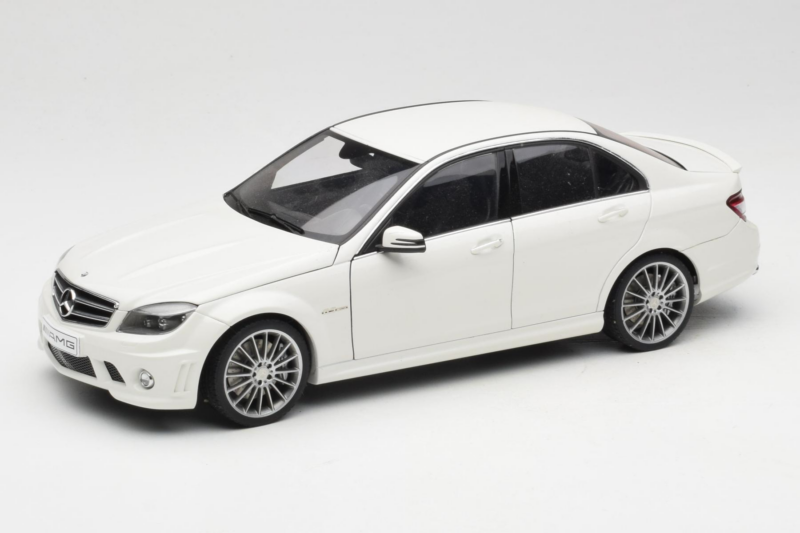 Mercedes AMG C63 W204 ホワイト AUTOart 1:18 72674-R1 メタル