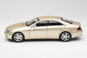 Mercedes CLS C219 ライトベージュゴールド Kyosho 1:18 08401LBE メタル - 画像 4/8