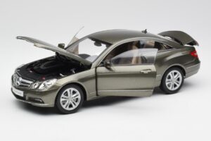 Mercedes E-Class Coupe C207 Titanite グレー メタリック Minichamps 1:18 B66962419 メタル - 画像 2/8