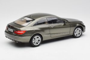 Mercedes E-Class Coupe C207 Titanite グレー メタリック Minichamps 1:18 B66962419 メタル - 画像 3/8
