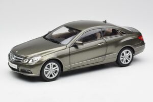 Mercedes E-Class Coupe C207 Titanite グレー メタリック Minichamps 1:18 B66962419 メタル