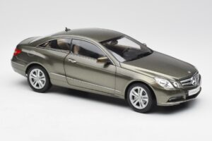 Mercedes E-Class Coupe C207 Titanite グレー メタリック Minichamps 1:18 B66962419 メタル - 画像 6/8