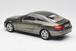 Mercedes E-Class Coupe C207 Titanite グレー メタリック Minichamps 1:18 B66962419 メタル - 画像 7/8