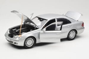 Mercedes E-Class W211 シルバー Kyosho 1:18 B66962146 メタル - 画像 2/8