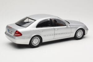 Mercedes E-Class W211 シルバー Kyosho 1:18 B66962146 メタル - 画像 3/8