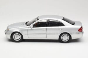 Mercedes E-Class W211 シルバー Kyosho 1:18 B66962146 メタル - 画像 4/8