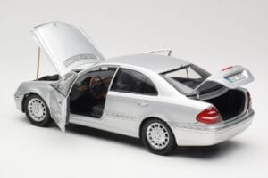 Mercedes E-Class W211 シルバー Kyosho 1:18 B66962146 メタル - 画像 5/8