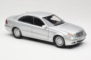 Mercedes E-Class W211 シルバー Kyosho 1:18 B66962146 メタル - 画像 6/8