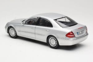Mercedes E-Class W211 シルバー Kyosho 1:18 B66962146 メタル - 画像 7/8