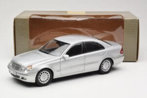 Mercedes E-Class W211 シルバー Kyosho 1:18 B66962146 メタル - 画像 8/8