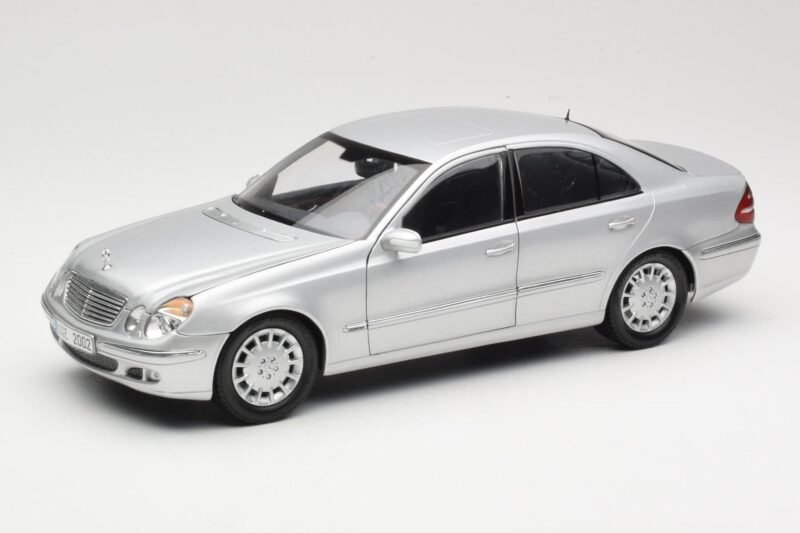 Mercedes E-Class W211 シルバー Kyosho 1:18 B66962146 メタル