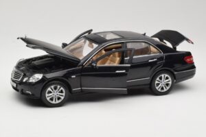 Mercedes E-Class W211 ブラック Maisto 1:18 31172 メタル - 画像 2/8
