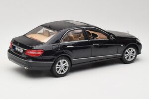 Mercedes E-Class W211 ブラック Maisto 1:18 31172 メタル - 画像 3/8