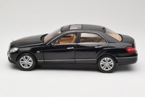 Mercedes E-Class W211 ブラック Maisto 1:18 31172 メタル - 画像 4/8
