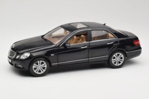 Mercedes E-Class W211 ブラック Maisto 1:18 31172 メタル