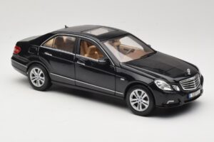 Mercedes E-Class W211 ブラック Maisto 1:18 31172 メタル - 画像 6/8