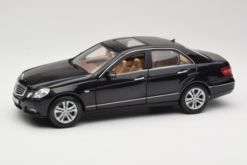 Mercedes E-Class W211 ブラック Maisto 1:18 31172 メタル