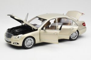 Mercedes E-Class W212 Elegance Pearl ベージュ メタリック Minichamps 1:18 B66960215 メタル - 画像 2/8