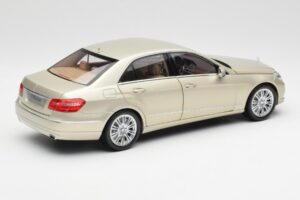 Mercedes E-Class W212 Elegance Pearl ベージュ メタリック Minichamps 1:18 B66960215 メタル - 画像 3/8