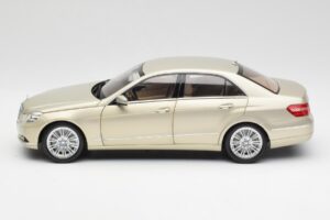 Mercedes E-Class W212 Elegance Pearl ベージュ メタリック Minichamps 1:18 B66960215 メタル - 画像 4/8
