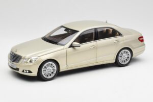 Mercedes E-Class W212 Elegance Pearl ベージュ メタリック Minichamps 1:18 B66960215 メタル