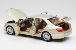 Mercedes E-Class W212 Elegance Pearl ベージュ メタリック Minichamps 1:18 B66960215 メタル - 画像 5/8
