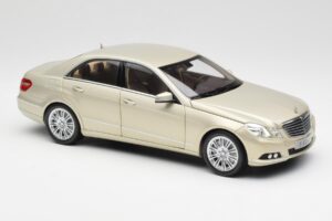 Mercedes E-Class W212 Elegance Pearl ベージュ メタリック Minichamps 1:18 B66960215 メタル - 画像 6/8