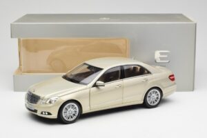 Mercedes E-Class W212 Elegance Pearl ベージュ メタリック Minichamps 1:18 B66960215 メタル - 画像 8/8