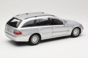 Mercedes E320 T-Modell S210 Elegance シルバー Kyosho 1:18 B66962166 メタル - 画像 3/8