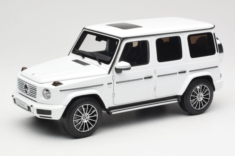 Mercedes G-Class G 500 W463A Diamond White Metallic Minichamps 1:18 113037111 メタル