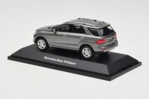 Mercedes M-Class W166 Palladium Silver Metallic Minichamps 1:43 B66960061 メタル - 画像 3/4