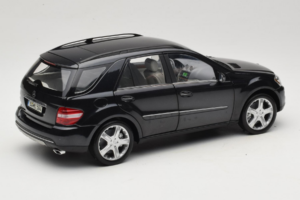 Mercedes ML W164 Obsidian Black ディーラー エディション Minichamps 1:18 B66962321 メタル - 画像 3/8