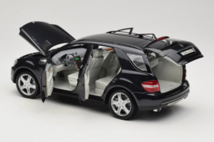 Mercedes ML W164 Obsidian Black ディーラー エディション Minichamps 1:18 B66962321 メタル - 画像 5/8