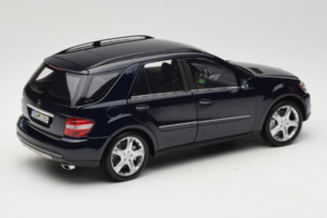 Mercedes ML W164 Tanzanite Blue ディーラー エディション Minichamps 1:18 B66962322 メタル - 画像 3/8