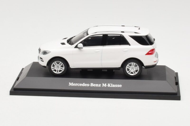 Mercedes ML W166 Calcit White Minichamps 1:43 B66960062 メタル