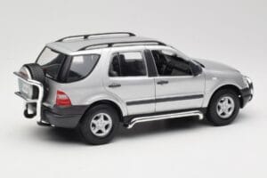 Mercedes ML320 W163 シルバー Maisto 1:18 50319 メタル - 画像 3/8