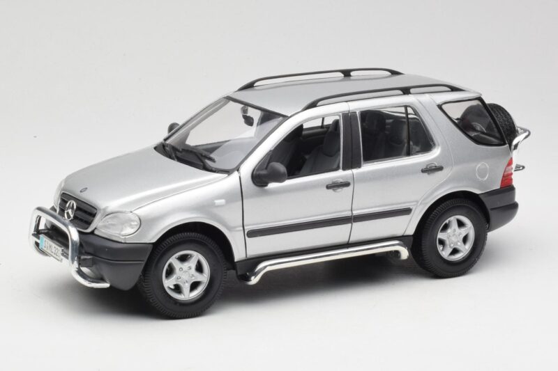 Mercedes ML320 W163 シルバー Maisto 1:18 50319 メタル