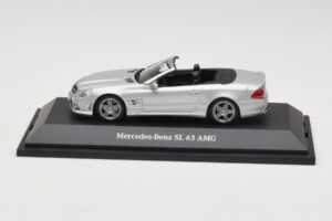 Mercedes SL 63 AMG R230 Silver Metallic Minichamps 1:43 B66960018 メタル