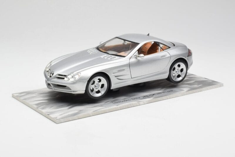 Mercedes SLR Vision シルバー リミテッドエディション アルミニウムベース付き Bburago 1:18 B66962102 メタル