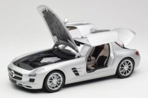 Mercedes SLS AMG C197 イリジウムシルバー Minichamps 1:18 100039026 メタル - 画像 2/8